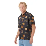 Camisa de manga corta negra con diseño estampado de bloques con motivos tropicales y abstractos en tonos tostados y beige, de corte clásico con cuello camisero y cierre frontal de botones.