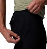 Pantalón cargo negro de corte recto, con bolsillos laterales con solapa y cierre a presión, bolsillos inclinados y presillas para cinturón. Cuenta con tecnología Omni-Shield que repele la humedad y las manchas.
