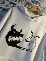 Canguro blanco con capucha y bolsillo frontal, con estampado de Coraje el perro cobarde y su sombra monstruosa.