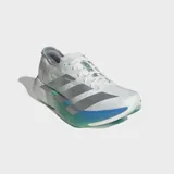 Championes de running Adidas modelo Adizero Adios Pro 4, de color blanco con icónicas tiras plateadas en los laterales y suela con degradé en tonos verde, azul y blanco con amortiguación Lightstrike Pro.