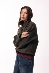 Campera corta color marrón, con cuello alto estructurado, cierre frontal y bolsillos delanteros con solapa. Presenta puños y cuello en tejido acanalado, con un diseño de corte recto y minimalista.