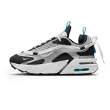 Championes Nike Air Max Furyosa, color gris, blanco y negro, con detalles plateados. Capellada de malla y cuero sintético, con cordones blancos y sistema de ajuste con cordones elásticos en el talón. Entresuela de espuma con tecnología Air Max visible en la parte trasera.