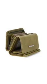 Billetera mediana de símil cuero amarillo, con solapa y broche a presión, compartimento con cierre y múltiples tarjeteros en el interior. Incluye caja de presentación estampada.