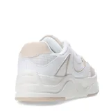 Championes urbanos Miss Carol modelo Carmelo, color blanco con detalles en beige. Presentan diseño de paneles superpuestos, suela de plataforma y cierre con cordones.