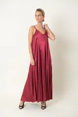 Vestido largo acampanado color borgoña, de viscosa italiana, con breteles finos y escote en V.