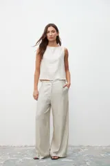 Top sin mangas de corte recto y holgado, con cuello redondo, confeccionado en tejido con acabado laminado plateado.