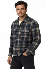 Sobrecamisa de franela a cuadros en tonos azul marino, beige y verde, con cierre frontal de botones y dos bolsillos con solapa en el pecho.