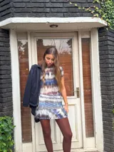 Pollera corta con volado en el ruedo, confeccionada en tela con lentejuelas doradas.