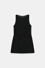 Vestido mono corto de cuello redondo y sin mangas. Presenta un diseño entallado con detalle de cinturón del mismo tejido con hebilla metálica y cierre de cremallera oculta en la espalda.