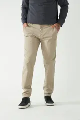 Pantalón chino color verde militar, corte slim, con bolsillos laterales y traseros, y presillas para cinturón.