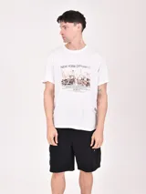 Remera blanca de mangas cortas con estampa de la ciudad de Nueva York.