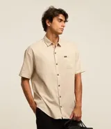 Camisa de corte relajado para hombre, confeccionada en una mezcla de cáñamo y algodón. Presenta cuello inglés, mangas cortas, cierre frontal con botones y un bolsillo de parche en el pecho con una pequeña etiqueta de la marca Ripping.