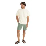 Bermuda de hombre color verde con cintura elástica y cordón ajustable.