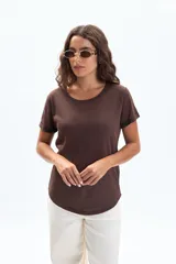 Remera de manga corta color marrón, con cuello redondo y ruedo redondeado. Presenta un diseño básico y versátil con terminaciones en las mangas.
