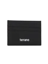 Tarjetero de cuero sintético negro con textura granulada, cuenta con ranuras para tarjetas y el logo de la marca estampado en el frente.