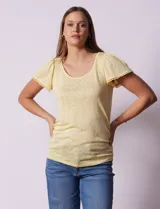 Remera tejida con estampado animal print, de manga corta con detalle de puntilla en las mangas y cuello redondo.