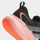 Championes de running Adidas Supernova Glide, color negro con detalles en plateado y suela de espuma en tono naranja traslúcido. Presentan un diseño aerodinámico con empeine textil ligero y sistema de cordones.