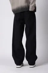 Pantalon de corte baggy con diseño amplio y relajado, confeccionado en gabardina color tostado.