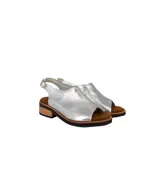 Sandalias amarillas de cuero con puntera abierta, taco bajo de madera y tira trasera con hebilla.