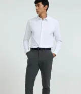 Pantalón de corte slim para hombre, confeccionado en tejido de poliéster, viscosa y elastano. Presenta cintura elástica con trabillas para cinturón, cierre tradicional y bolsillos funcionales.