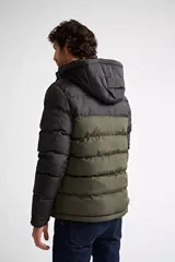 Campera puffer de nylon con diseño bicolor en negro y verde oliva. Cuenta con cierre frontal completo, capucha desmontable y logo de la marca estampado en el pecho.