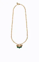 Collar dorado de cadena eslabonada con dije colgante compuesto por piedras de resina verde y esferas metálicas texturizadas.