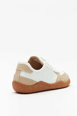 Championes deportivos Paddock modelo Extremes en combinación de colores blanco y beige, con suela de goma texturizada en tono caramelo y cordones blancos.