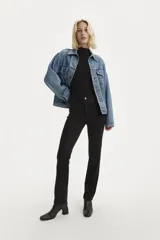 Jeans negros de tiro alto, ajustados en cadera y muslos, con diseño de pierna recta y cierre en bragueta.