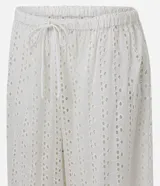 Pantalón de playa blanco con bordado calado tipo laise, cintura elastizada con cordón ajustable y corte recto.