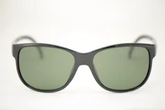 Lentes de sol MDQ modelo Dungeons, con montura cuadrada de acetato color negro y lentes verdes.