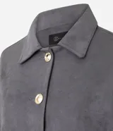 Campera de gamuza sintética color tostado con botones dorados grabados, cuello camisero, bolsillos frontales aplicados y mangas largas con puños abotonados.