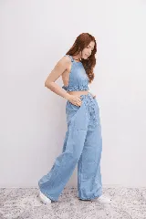Top de denim celeste con breteles y cintura de elástico fruncida. Espalda descubierta.
