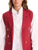 Chaleco tejido de punto marca Sioni, color rojo, con cuello solapa, cierre frontal con botones dorados y bolsillos delanteros.