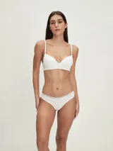 Bombacha tipo vedetina de algodón acanalado color blanco, con detalle de puntilla en la cintura.