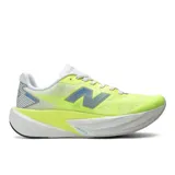 Championes de running New Balance modelo FuelCell Rebel v5, color amarillo neón con detalles en blanco y gris. Presentan una entresuela voluminosa con tecnología FuelCell para mayor amortiguación y propulsión, parte superior de malla transpirable con diseño aerodinámico y logo lateral característico.