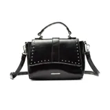 Cartera bandolera de cuero sintético color negro con solapa decorada con tachas metálicas plateadas. Posee manija superior, correa ajustable y extraíble, y cierre metálico frontal con logo de la marca.