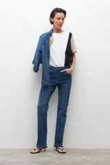 Pantalón de jean de tiro medio, corte recto y color azul medio.