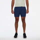 Short de running New Balance Essentials de hombre, color azul marino, con calzoncillo interno de crepé antimicrobiano, bolsillos laterales y tecnología NB DRY para control de la humedad.