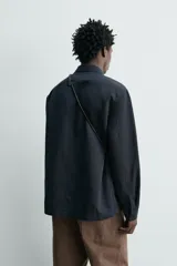 Sobrecamisa regular fit de Zara Brothers color azul marino, confeccionada en mezcla de algodón, lyocell y lino. Presenta cuello solapa, manga larga con puños abotonados, bolsillos de parche en el pecho y cierre frontal con botones.