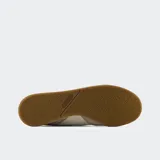 Championes New Balance RC42, color beige con detalles en gris y negro.