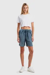 Bermuda azul de tiro alto con cintura elastizada y lazo de ajuste.