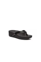 Sandalias tipo plataforma con diseño de dedo, color negro, con entresuela de doble densidad y plantilla moldeada de EVA. Presenta tiras de tela y cuero con forro acolchado.
