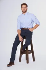 Pantalón de gabardina de corte recto y cinco bolsillos, con diseño liso y trabillas para cinturón.