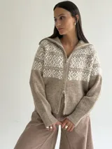 Campera tejida de punto con cierre frontal completo, cuello alto y diseño de patrón nórdico en la parte superior. Presenta puños y ruedo acanalados.