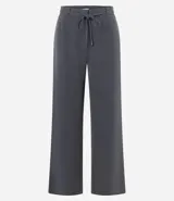 Pantalón sastre de corte wide leg en tejido crepé color marrón chocolate. Presenta una silueta recta y fluida, con cintura elástica y lazo ajustable para un calce cómodo.