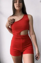 Mono corto de lycra color rojo, con un hombro descubierto y abertura en la cintura.