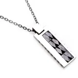 Collar con cadena de eslabones plateada y dije rectangular con borde plateado y centro con piedras facetadas negras dispuestas en forma de rombo.