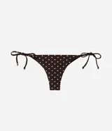 Bombacha de bikini marrón con estampado de lunares blancos, confeccionada en microfibra con lazos laterales ajustables.