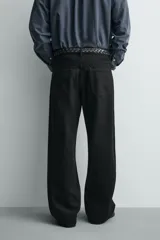 Pantalón jeans de corte recto y ajuste holgado, confeccionado en denim de algodón rígido. Presenta diseño clásico de cinco bolsillos, cierre frontal con cremallera y botón, con un acabado de lavado claro.
