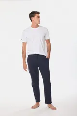 Pantalón de felpa azul con cintura ajustable con cordón.